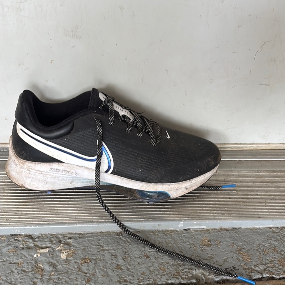 Nike Black and White mens golf cleat